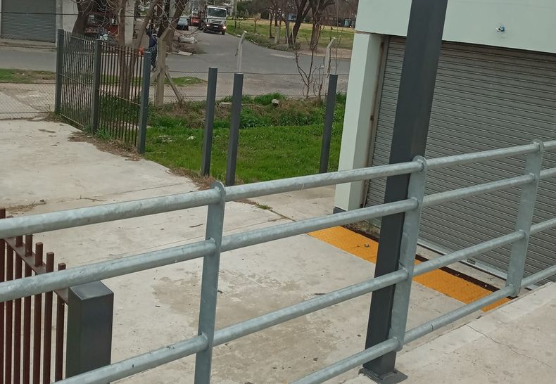 Los pasos peatonales cerrados en la estaci&oacute;n Manuel Alberti, del tren Belgrano Norte.