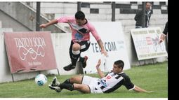 Silva salta el cruce de Sandoval. El volante apareció en el 2º tiempo..
