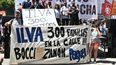 EN LA CALLLE. Desde hace 8 mees, los trabajadores de ILVA reclaman el pago de sus indeminizaciones. EN LA CALLLE. Desde hace 8 mees, los trabajadores de ILVA reclaman el pago de sus indeminizaciones.