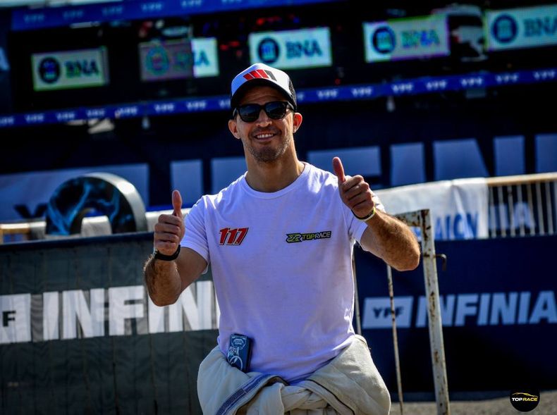 Matías Rossi con los pulgares arriba en Paraná.