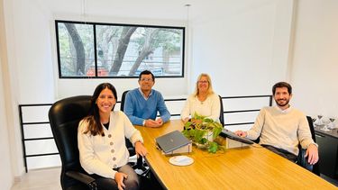 La familia Lucero Spavioli al completo, respaldando a la agencia.&nbsp;