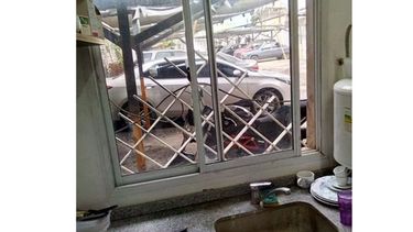 REJA. Lugar por el que los delincuentes accedieron a los locales. .