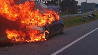 Un auto se incendió en el kilómetro 50 de Panamericana.