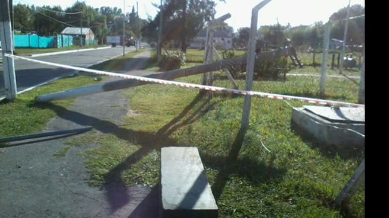 Un camión derribó los postes en la puerta de la Escuela 25..