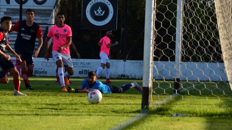 TODOS MIRAN. Tabone (fondo) ya remató, Giroldi apenas desvió y la pelota salió al lado del palo. Foto: Fredy Caballero..