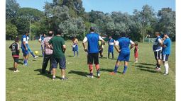 TÁCTICA. Los jugadores de Villa del Carmen, en la charla previa al choque..