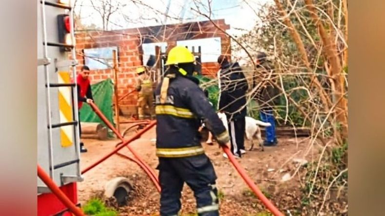 El fuego destrozó por completo la casilla de madera. Foto @juancaimpacto.