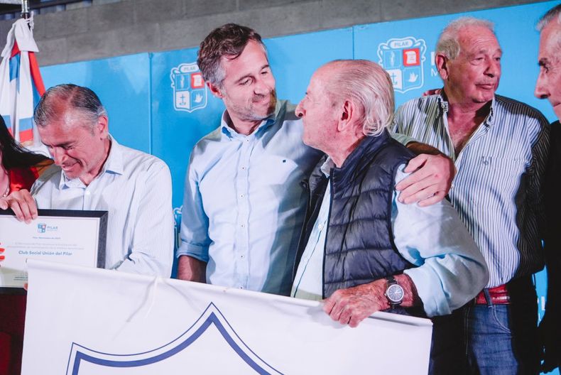 Achával junto a las autoridades del Club Unión, que recibió su personería jurídica.&nbsp;