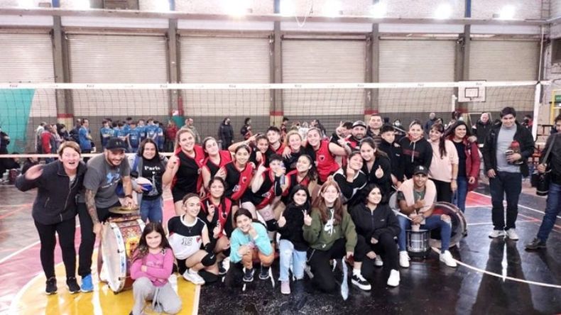 COPADAS. El festejo de las campeonas en cancha de Banade..