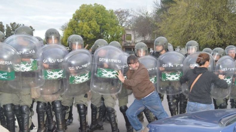 REPRESIÓN. En 2016, los vecinos fueron reprimidos por Gendarmería durante una de las manifestaciones en el peaje Larena.