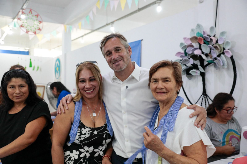 ABRAZO Federico Achaacuteval con la mujeres que concurren al taller