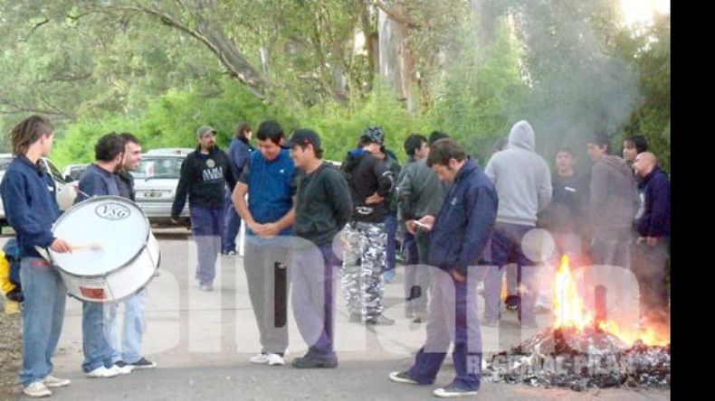 Trabajadores de la Interfabril del Parque Industrial cortaron los accesos al complejo, que estuvo totalmente paralizado..