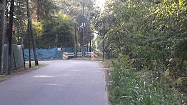 CERRADA. Un vallado marca el comienzo de la calle tomada..