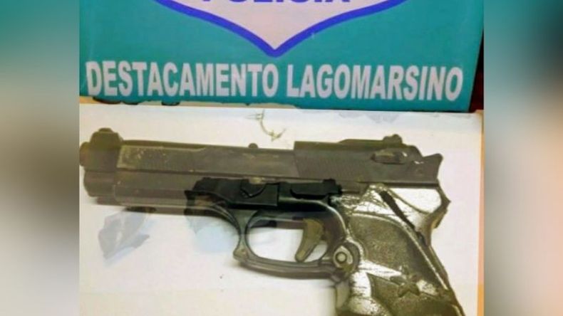 DE JUGUETE. El arma con la que el ladrón intentó robar un auto. .