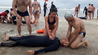 RESCATE. Los alumnos desarrollan el trabajo de campo en la playa.