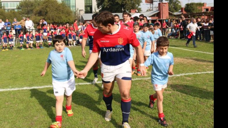 Respeto y amistad. Con el lema del Respeto al juego, junto con Amistad con el ocasional adversario, la iniciativa incluyó la salida al campo de juego de los planteles de la mano de chicos del club rival..