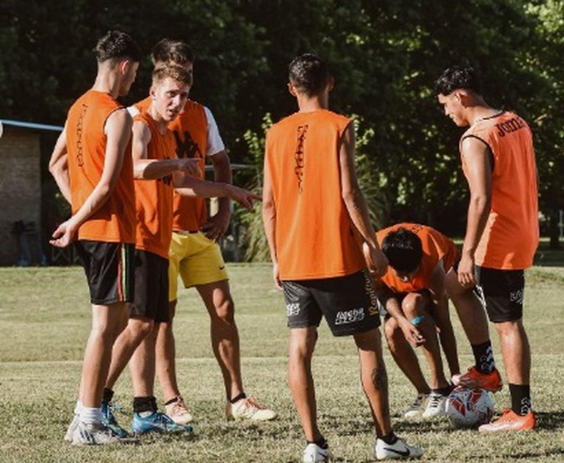 El plantel de Real Pilar se preparó en la Comunidad Deportiva.