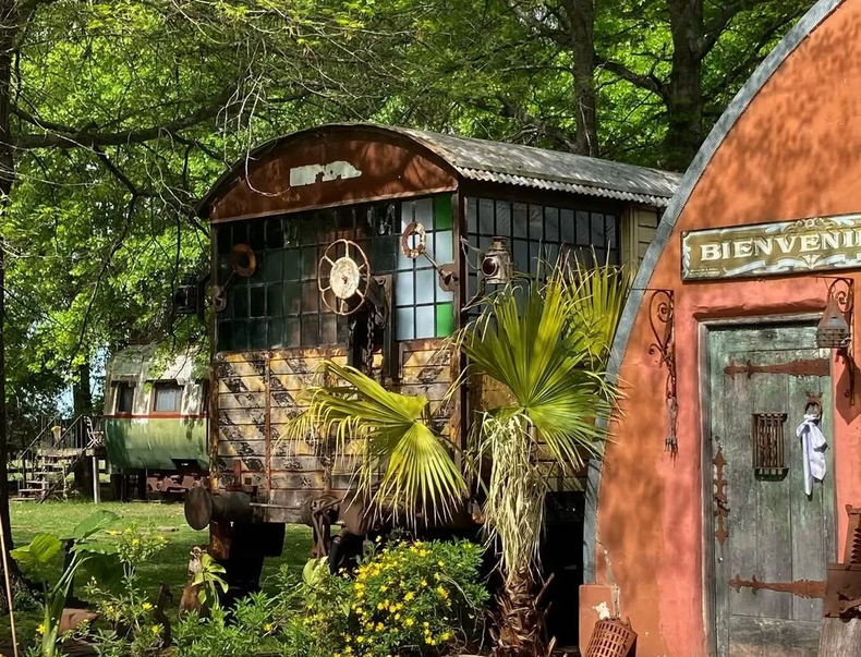 Vagones de tren reciclados como habitaciones. (@losvagonesdeareco)..webp