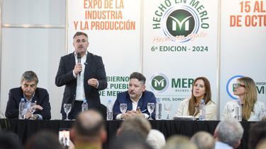 Federico Achával disertó durante la apertura de a muestra en Merlo.