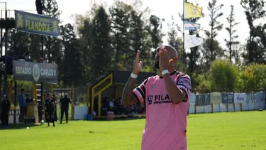 AL CIELO. Riquelme le dedica el gol a su papá “que siempre me guía”.