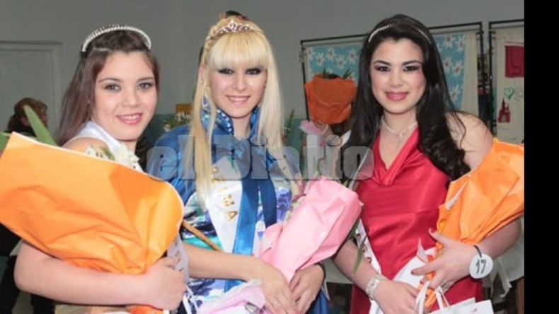 1ª princesa, reina y 2ª princesa de las Fiestas Patronales de Villa Rosa.