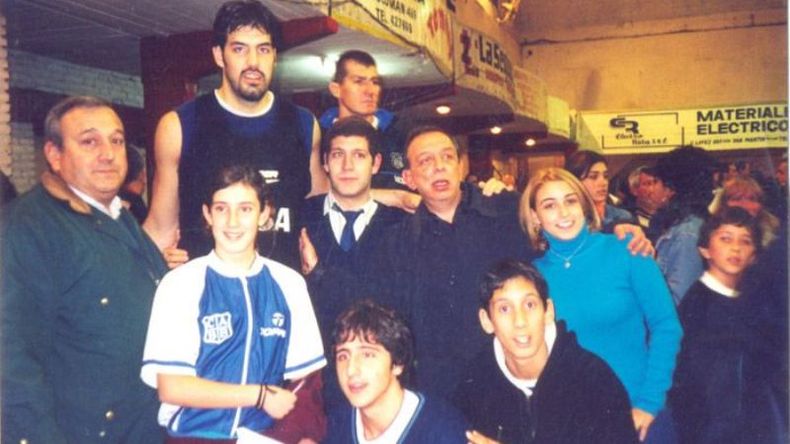 SOLICITADOS. Luis Scola junto a Piru Asturiano, también el entonces electo intendente Zúccaro, con su hija Jazmín. Todos querían estar junto a El Alma..