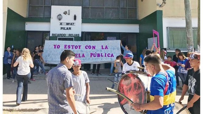 LUCHA. Padres, alumnos y docentes de la Escuela Primaria 37 y Escuela Secundaria 47 del barrio San Cayetano de Luis Lagomarsino, realizaron ayer por la mañana una manifestación frente al edificio que comparten las instituciones y luego marcharon por las calles del vecindario con banderas, bombos y pancartas, en defensa de la escuela pública..