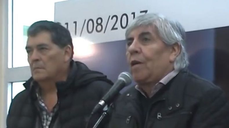 Moyano, junto al secretario local, Oscar Larramendi..
