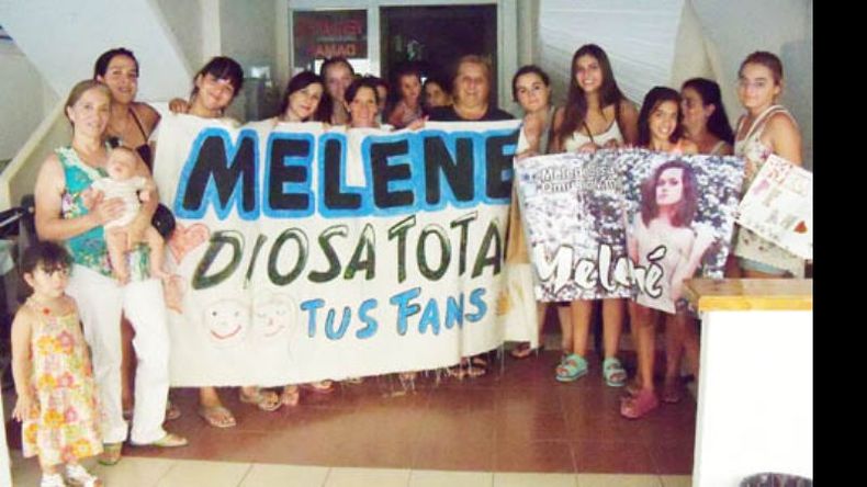 Las seguidoras de Melené Desia, ayer, haciéndole el aguante..