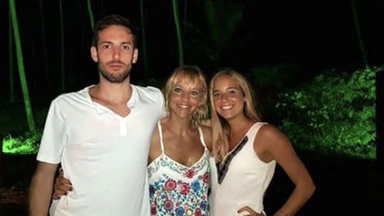 Unidos. La cocinera pilarense Jimena Monteverde festejó el inicio de un nuevo año junto a toda su familia y, para la celebración, eligió un destino paradisíaco, las paradisíacas playas de Imbassai, en el Estado de Bahía, Brasil. En la foto se la puede ver junto a sus dos hijos, Victorio y Amparo, que no dudaron en acompañar a su mamá. “Feliz 2019, yo lo arranqué con mi familia. Unos días de no cocinar y vuelta al trabajo”, contó en su Instagram @jimemonteverde..