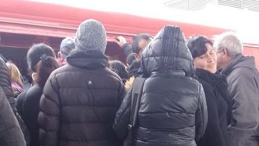 Así viajamos los pasajeros en el Belgrano Norte con la reducción de servicios. Imposible. María Inés.