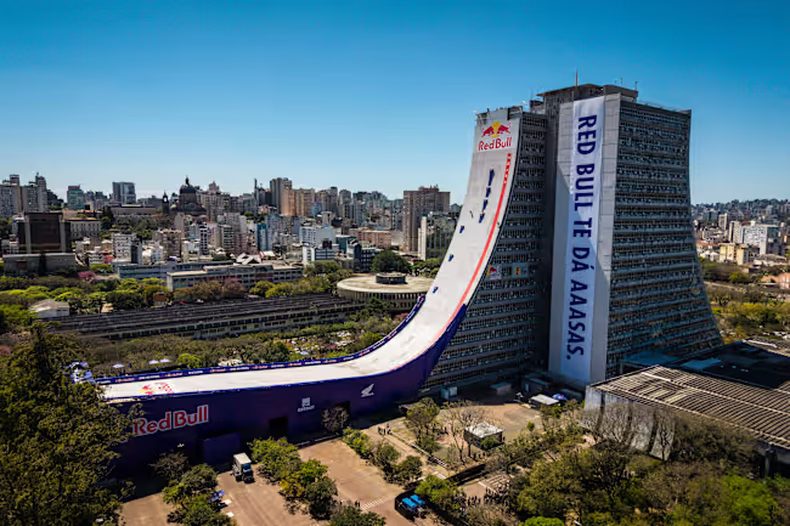 La rampa más alta del mundo que se construyó en el edificio CAFF. (@redbullCL).