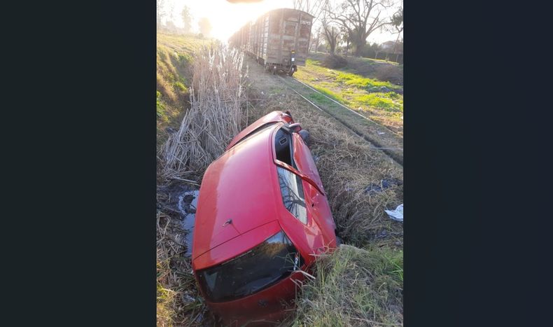 El auto embestido por el tren Belgrano Norte quedó en una zanja.