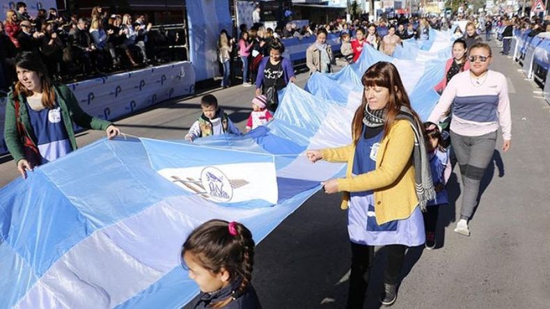 BANDERA. Chicos y docentes, desfilaron ante el palco..