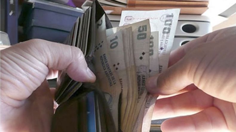 49,3% de los hogares de la Ciudad de Buenos Aires y el conurbano bonaerense vio reducir sus ingresos en los meses en los que rigieron las medidas de aislamiento28,6% de los hogares reconoció que dejó de pagar o tuvo problemas para cubrir los costos de los servicios de la vivienda..