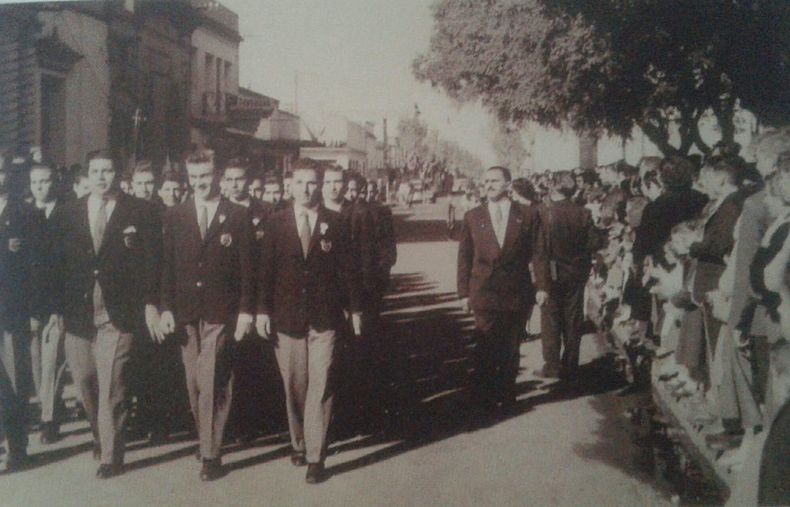 Alumnos del Almafuerte desfilan en la plaza 12 de Octubre, en 1957.