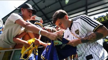 Camilo Rey Domenech firmando autógrafos en el Mundial de Clubes.