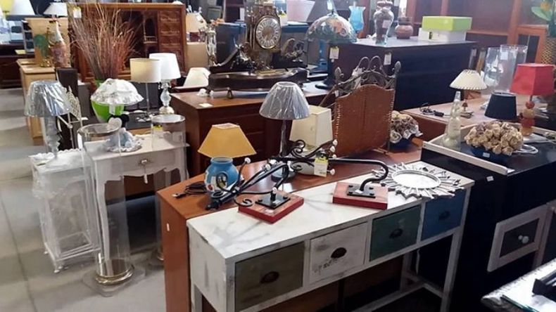 CAÍDA. Mueblerías, bazares y tiendas de indumentaria fueron las más afectadas..