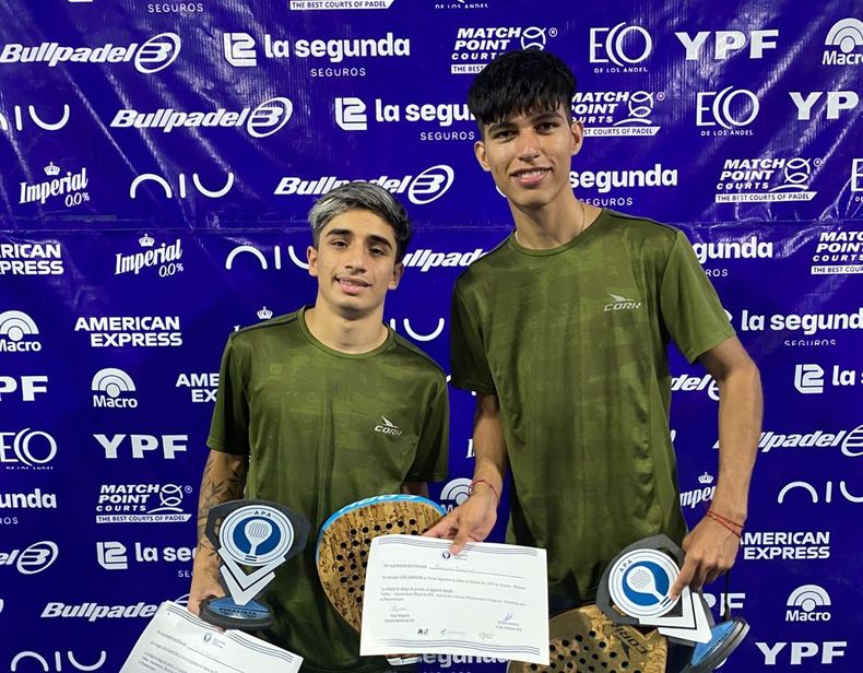 Benjamín Romero (Manuel Alberti) y Matías Díaz (Tortuguitas) celebrando en Misiones.