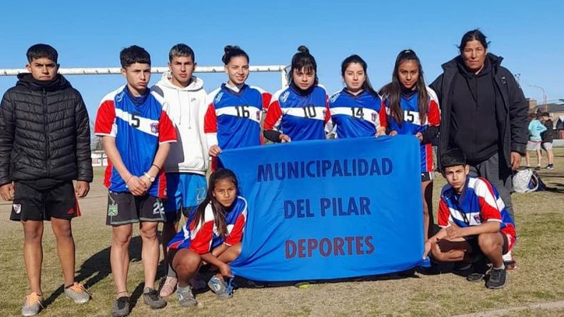 CAMPEONES. La delegación del Fútbol-Tenis de Pilar que jugó en Luján..