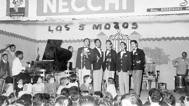 Sobre el escenario del Club San Lorenzo despliegan sus cualidades vocales “Los cinco mozos”, en el año 1968. Los eventos artísticos eran cita obligada cada fin de semana..