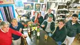 Tito y Cándido Lucas con un grupo de clientes del Bar El Laucha y la infaltable caña con ruda.