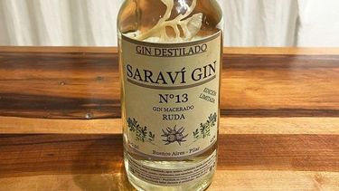 GIN CON RUDA. La creación más reciente de Saraví Gin cuesta $13.000.