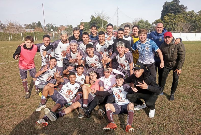 CAMPEONES. Los pibes de Metalúrgico posan tras coronarse en Sourdeaux.