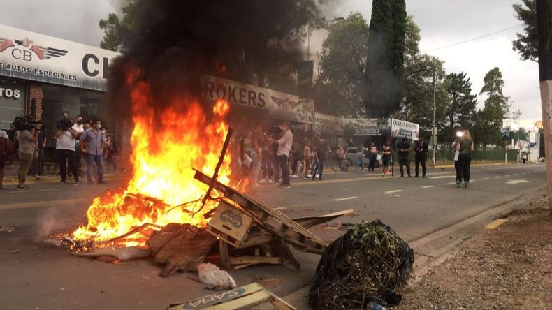 FUEGO. Familiares y amigos de la víctima fatal protestaron frente al boliche Napoleón, donde mataron a Braian..