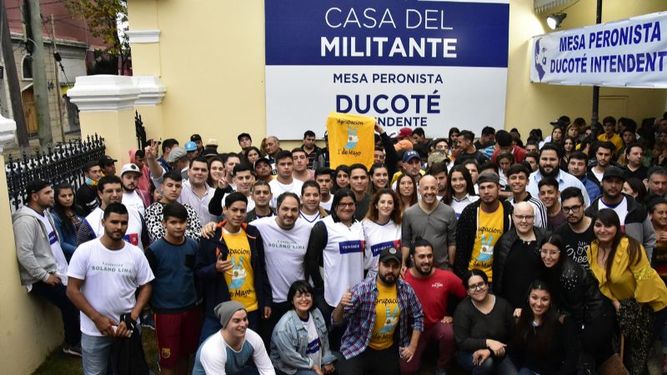JUVENTUD. Ducoté en el medio de jóvenes que apoyan su candidatura..