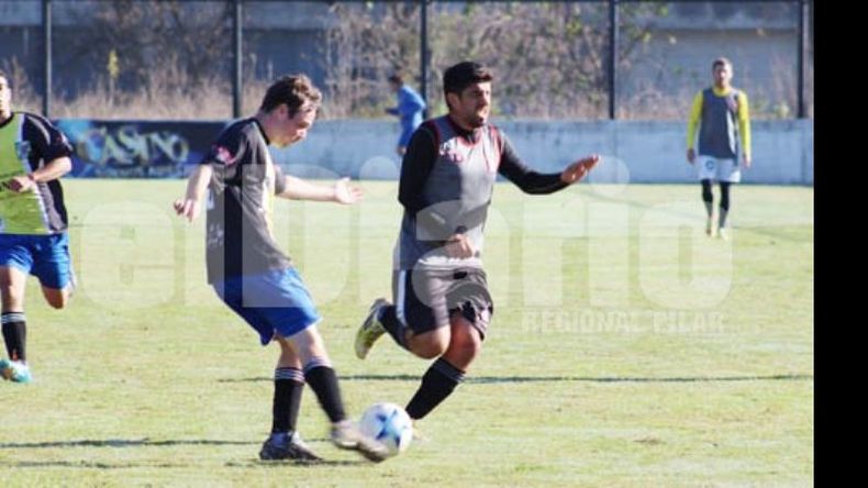 PRESIONANDO. Ubiría molesta al defensor rival para que no salga cómodo del fondo..