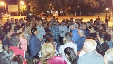 PICANTE. La reunión con vecinos tuvo condimentos de todo tipo en De Vicenzo..