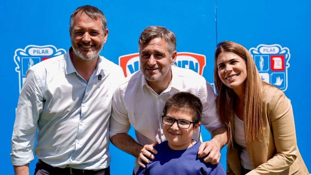 PARA VERTE MEJOR. Achával, Laurent y Peralta entregaron anteojos.