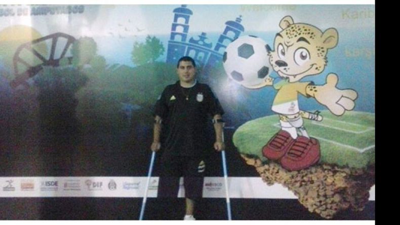 Matías Solorza con el fondo del mundial de México..